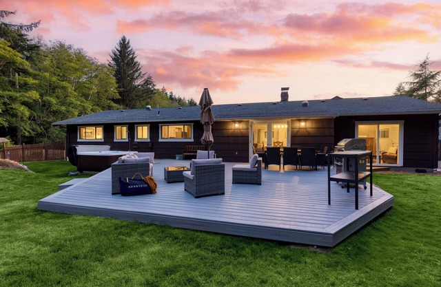 Lodge at Deception Pass | Trails, Hot Tub, Walk to Cornet Bay