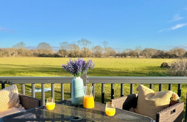 Lodge with stunning countryside views - meters from the banks of the River Avon.