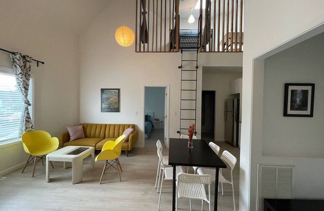 Loft 654A two blocks from Bart and Amtrak