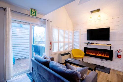 Loft with a view of Blue - Free Wifi, Linens and Towels Included