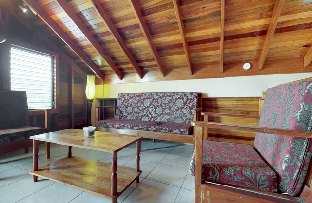 Lofty Space with a Private Veranda and Free WiFi - Walk 10 Minutes into Town