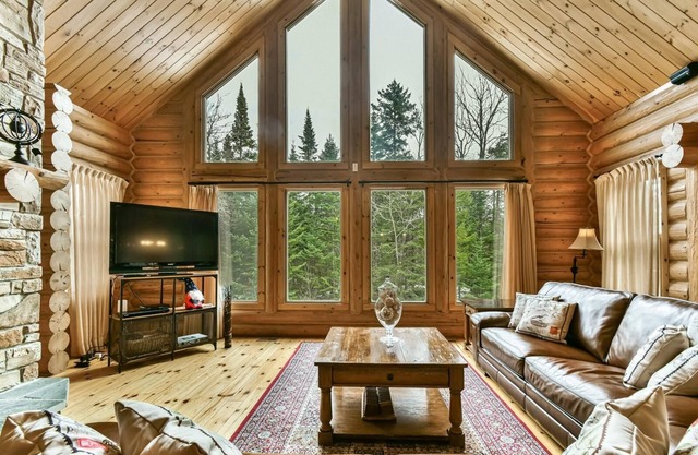 Log cabin 4 bdrms, spa, indoor& outdoor pool, lake beach, Fiddlerlake resort