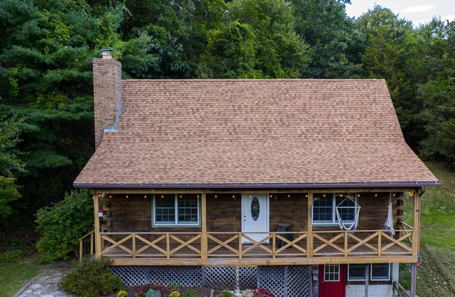 Log cabin, 5 min to casino with pond, Private!