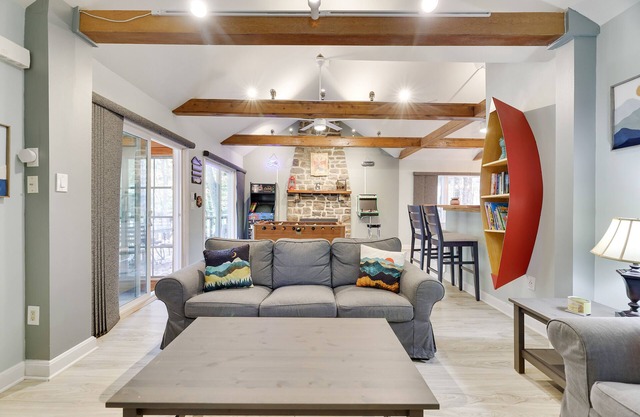 Log Cabin Beauty w Hot tub, Arcade Games with modern amenities throughout