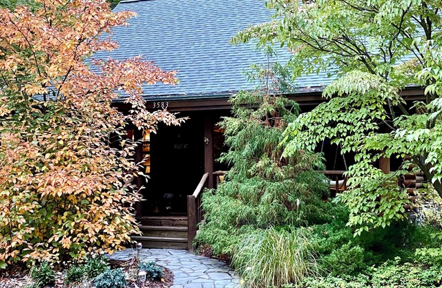 Log Cabin Luxury on Beautiful Goshorn Lake & Minutes from Downtown Saugatuck