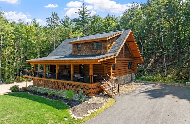 Log Cabin Retreat– Perfect for Summer getaway, with large arcade game room
