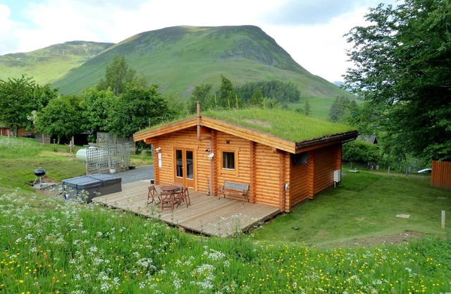 Log Cabin with Hot Tub & Sauna for 2/3 | In the Cairngorm National Park | Great Views