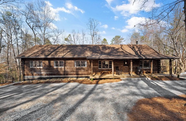 Log Cabin with Big Deck Energy on Lake Lanier, fire pit and lake access