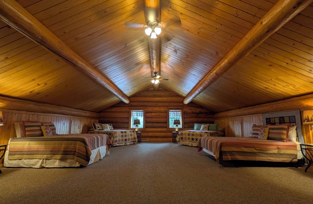Log Home close to Hiking Trails!