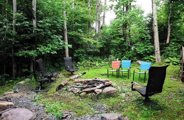 Log Home with outdoor hotube Walking distance to Hunter MT