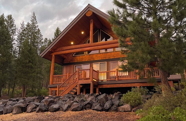 Log style Cabin near Crater Lake with Mountain Views!