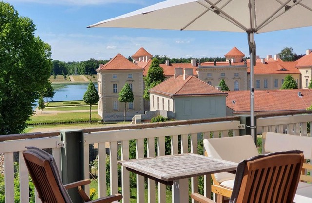 LoggiaHaus am Schloss, 5 Ferienwohnungen, teils mit Schloss- und Seeblick