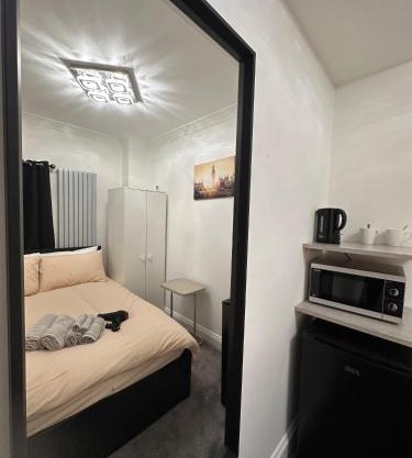 London Borough 5 min walk