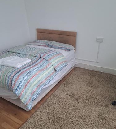 London Ilford town house - close to train station