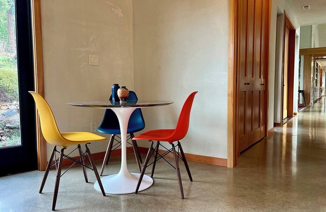 Lone Rock Guest House, 20 acres minutes from the North Umpqua River