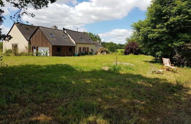 Longère (130m²) in quiet countryside: 5 bedrooms, large kitchen, garden.