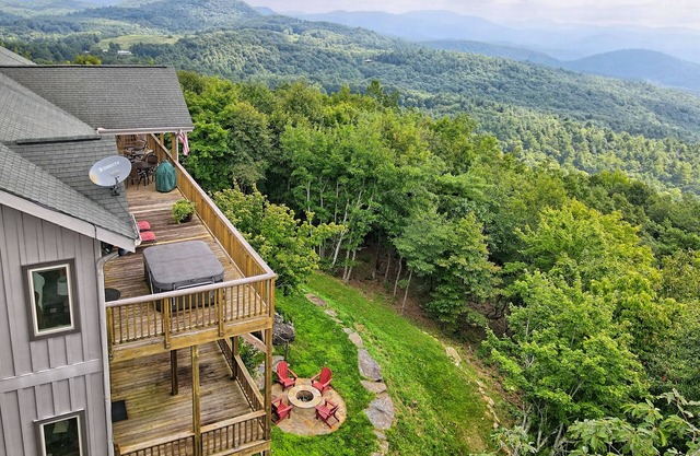 LONG RANGE 180 DEGREE VIEW MOUNTAIN RETREAT, DOG FRIENDLY