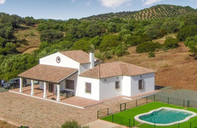 Look forward to a great panoramic view of the countryside in this comfortable vacation home with poo