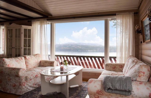 Look forward to a vacation with fantastic views in this beautiful vacation home in Norway.