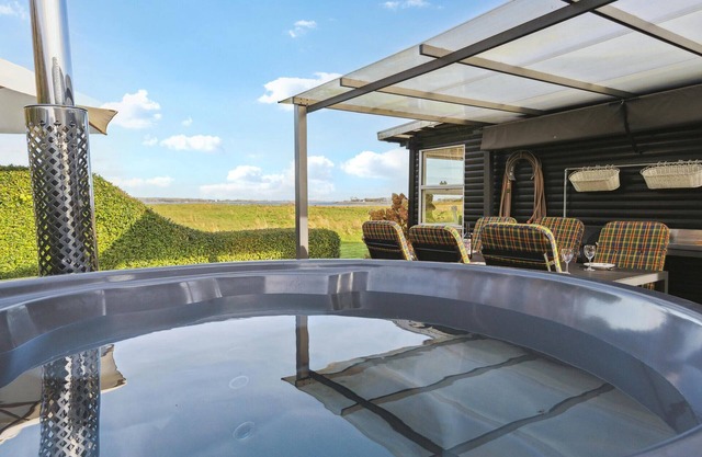 Look forward to a wonderful holiday in this holiday home in a fantastic location by the sea!