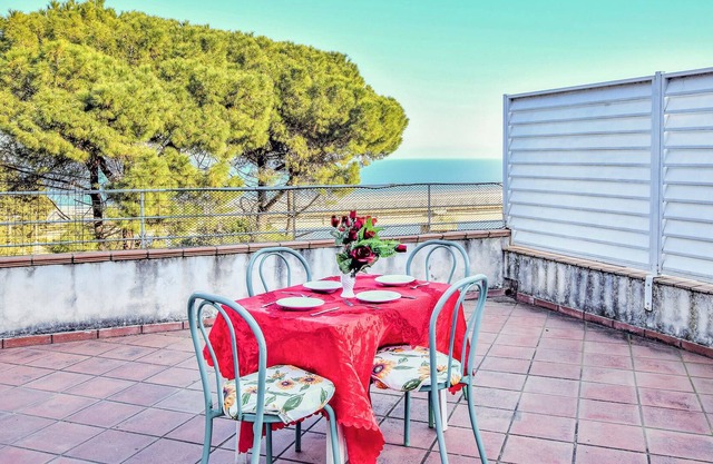 Look forward to a wonderful vacation in this beautiful apartment with sea view.