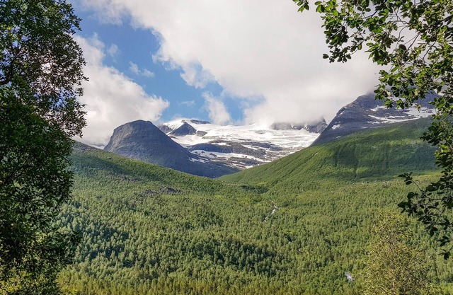 Look forward to this vacation home near the popular salmon river, Surna.