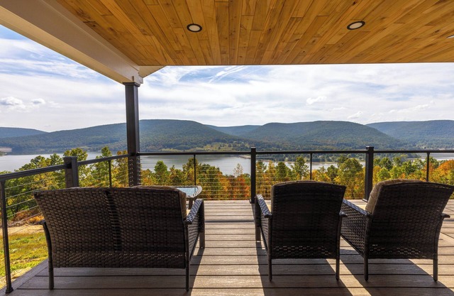 Lookout at the Lake-Overlooks Hammond Lake