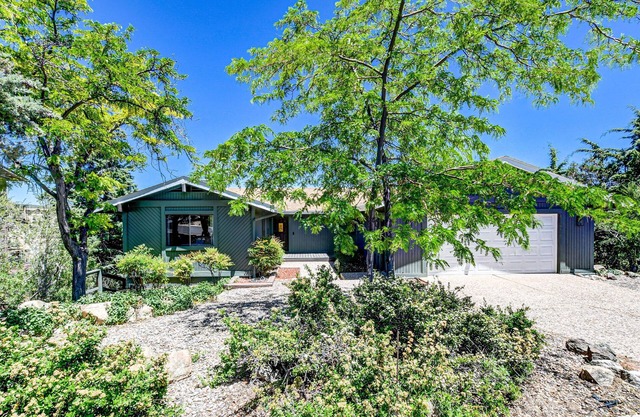 Lookout Lodge: Views, Spacious, Updated, <10 mins to DT, Game Room, EV charger