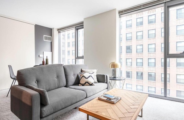 Loop 1BR w Gym Pool WD nr Financial District CHI-238