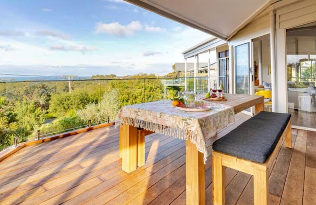 Los Anglesea - With stunning 180- degree views from the ocean to the forest!