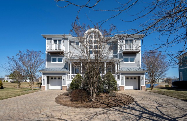 Lots of living space in this single family home in The Peninsula