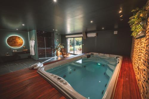 Love gite avec Spa nage privatif et espace coquin - Le Secret de l'Elixir