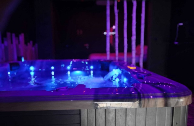 LOVE JACUZZI SUITE FOR 2