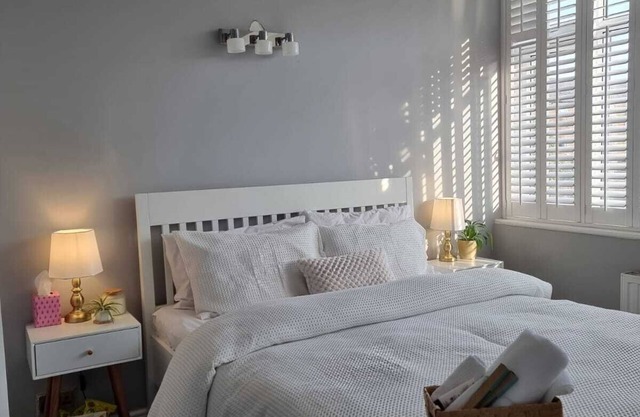 Lovely 1 bedroom with free parking.