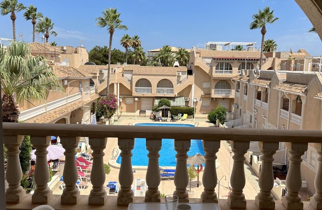 Lovely 3 Bed Duplex: 3 balconies, community pool, 5 min walk to the beach & bars