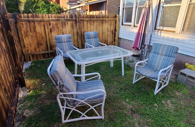 Lovely 3 bedroom unit ,safe and quiet neighborhood . Full kitchen setup