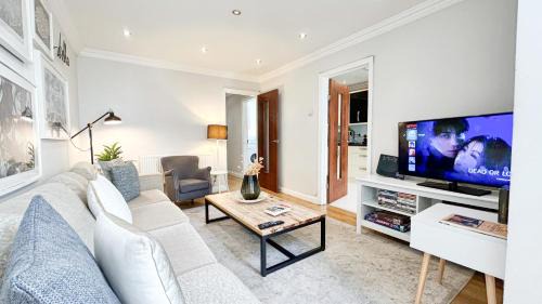 Lovely 4-Bedroom Kilburn Flat with Garden and Parking near Hampstead Heath, Abbey Road