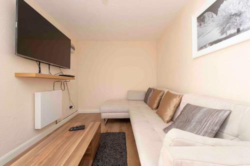 Lovely 5 bed house 8 beds