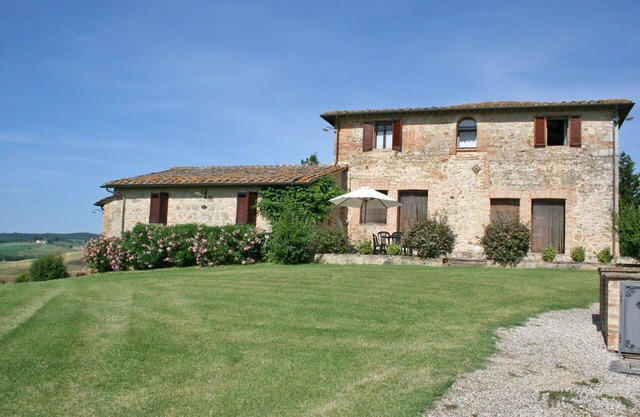 Lovely apartment for 4 people with WIFI, pool, patio and panoramic view, close to Siena