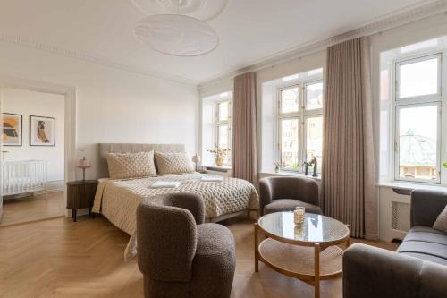 Lovely Apartment by w Bathtub and Balcony
