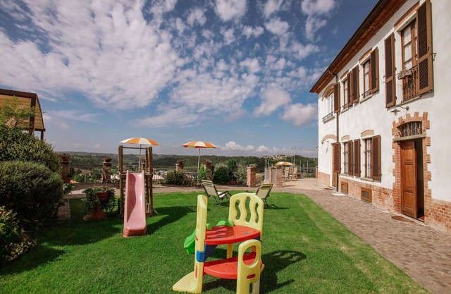 Lovely apartment for 4 guests with WIFI, pool, A/C, TV, patio and pets allowed