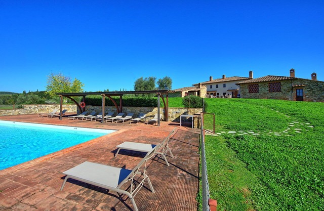 Lovely apartment for 2 guests with A/C, pool, TV and panoramic view, close to Siena