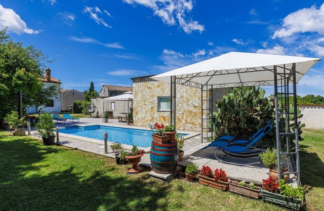 Lovely apartment in villa for 6 people with WIFI, A/C, pool, TV, terrace, pets allowed and parking