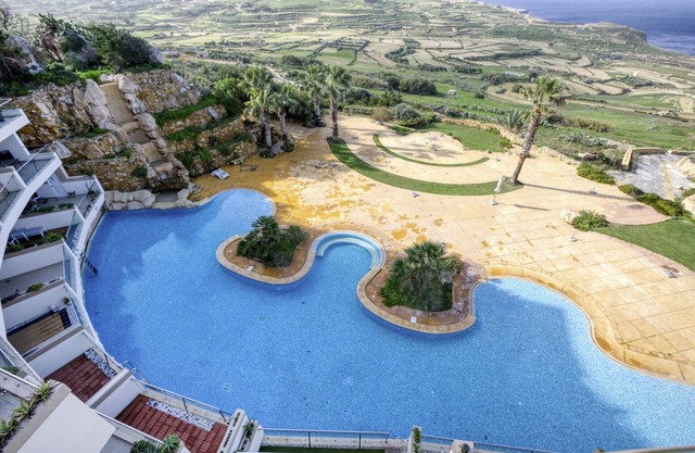 Lovely Apt with mesmerising view communal pool