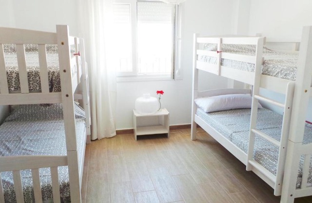 LOVELY CENTER APARTMENTS LUZ ZAHARA, adosado con jardín