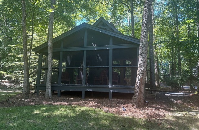 Lovely cottage/cabin on the Cartecay River in Ellijay