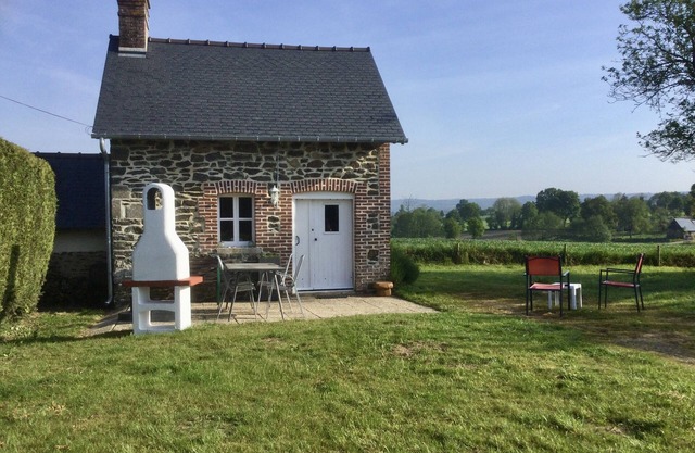 Lovely country cottage in its own peaceful orchard with stunning views