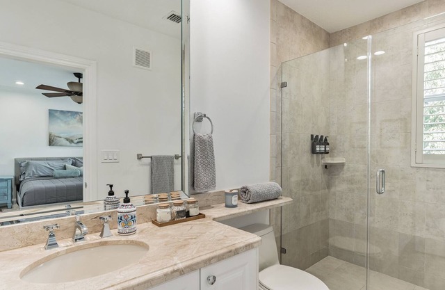 Lovely Downtown townhouse w/hot tub spa, 10 min from the beach!