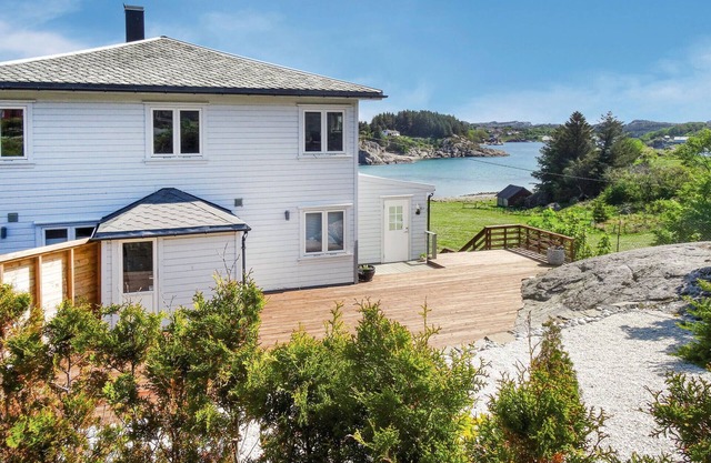 Lovely home in Hellvik with WiFi