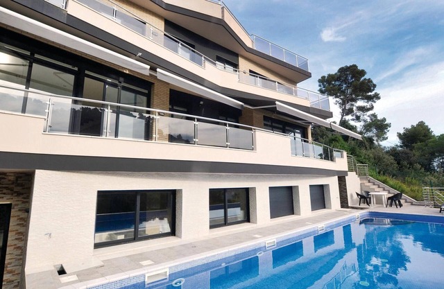 Lovely home in Santa Susanna with WiFi